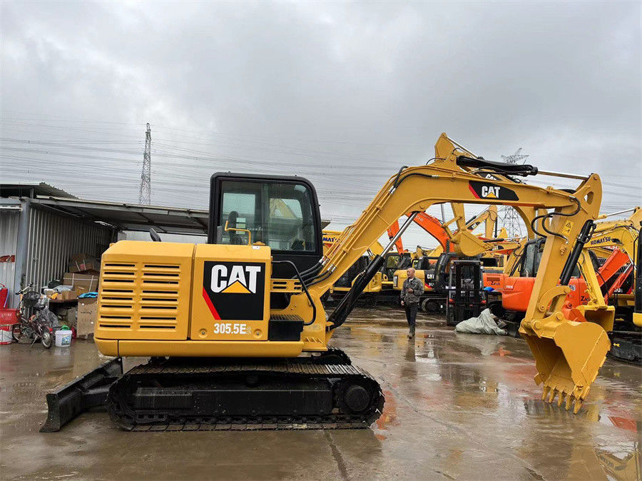 Pequena escavadeira CAT 305.5E2 Excavadora hidráulica usada Peso 5 toneladas com lâmina