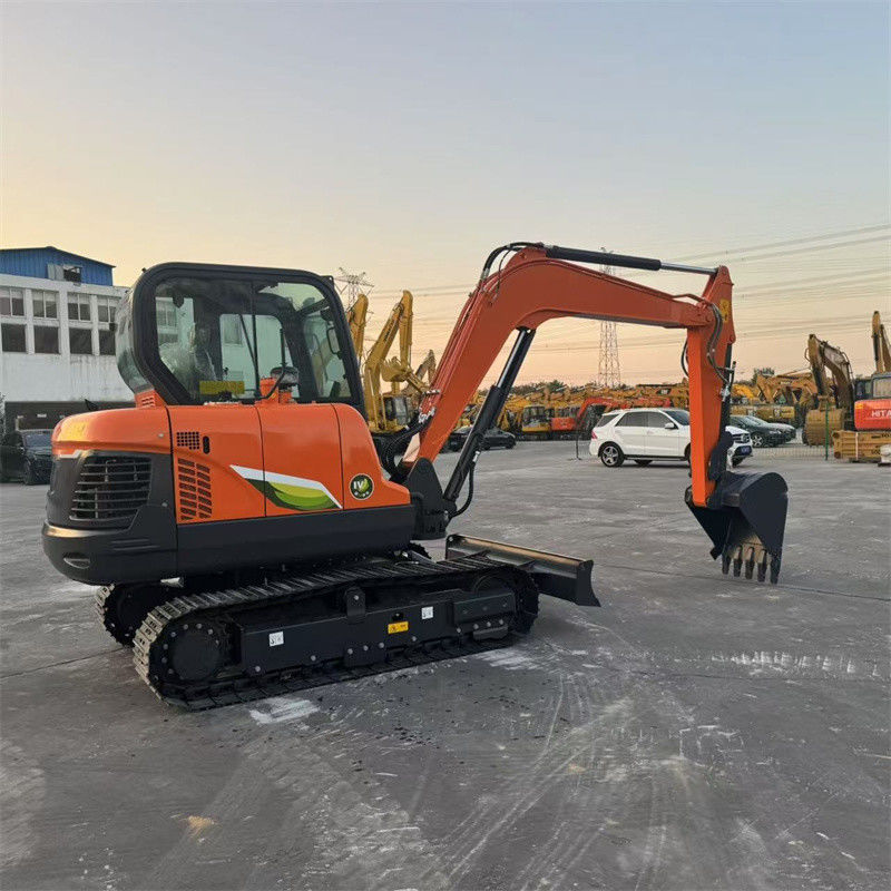Novíssima mini escavadeira Doosan DX60E-10N