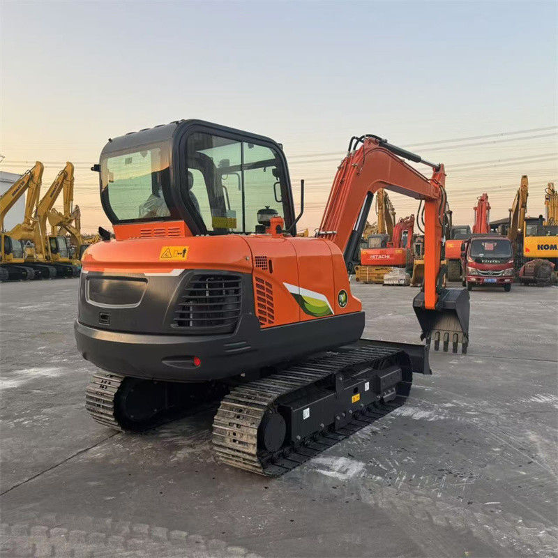 Novíssima mini escavadeira Doosan DX60E-10N