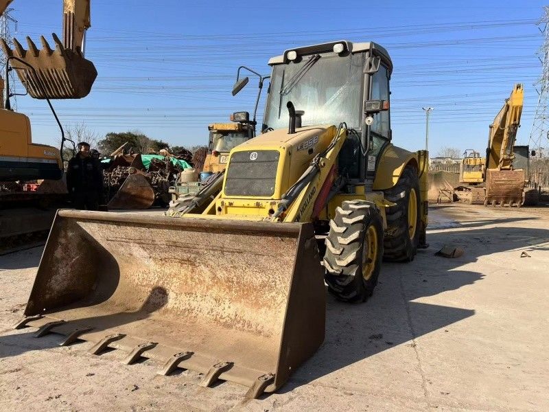 Cor original New Holland LB85 Carregador de retroescavadeira 4 rodas em boas condições