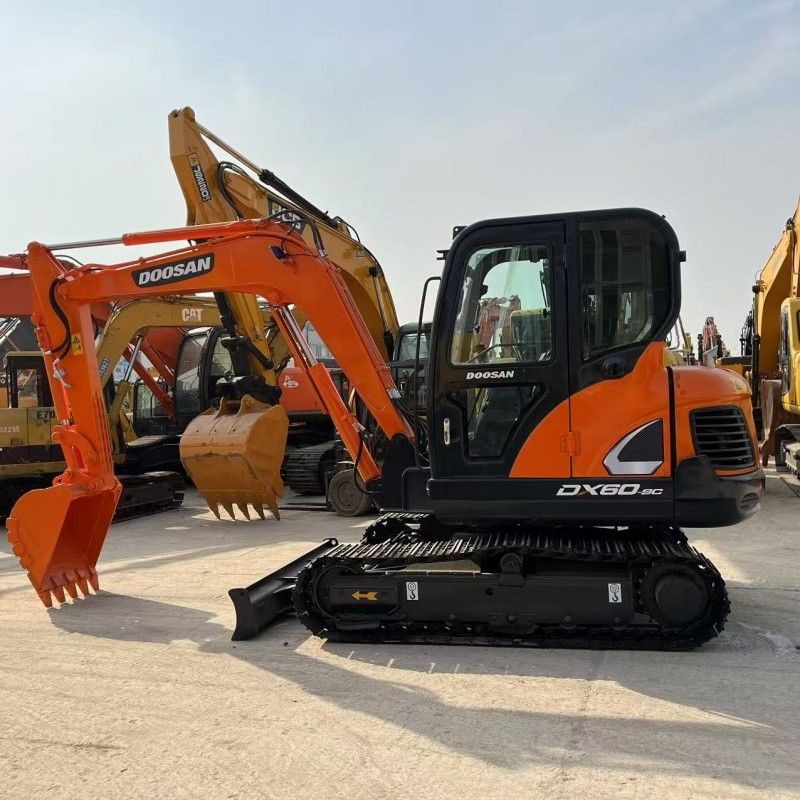 Pequena Escavação Doosan DX60 de 6 toneladas Coreia Origem Com Lâmina e Marteladora