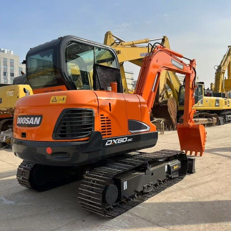 Pequena Escavação Doosan DX60 de 6 toneladas Coreia Origem Com Lâmina e Marteladora