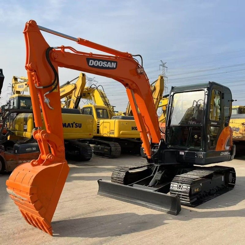 Pequena Escavação Doosan DX60 de 6 toneladas Coreia Origem Com Lâmina e Marteladora