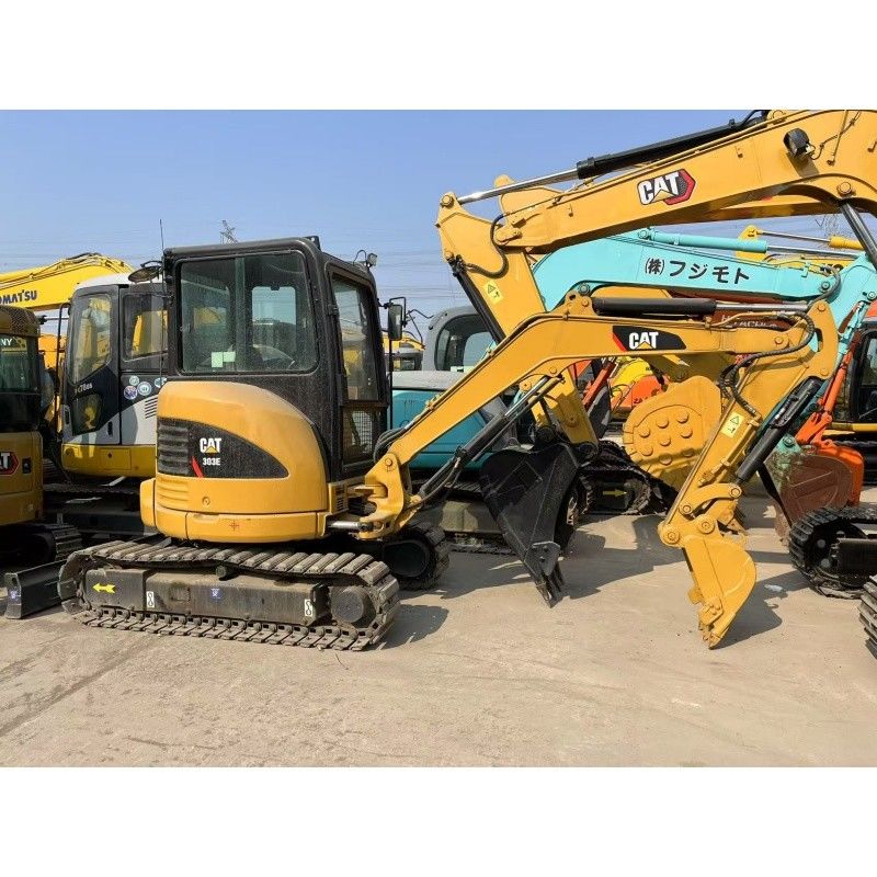 Excavadora pequena CAT 303E usada para pequenos canteiros de obras e espaços estreitos