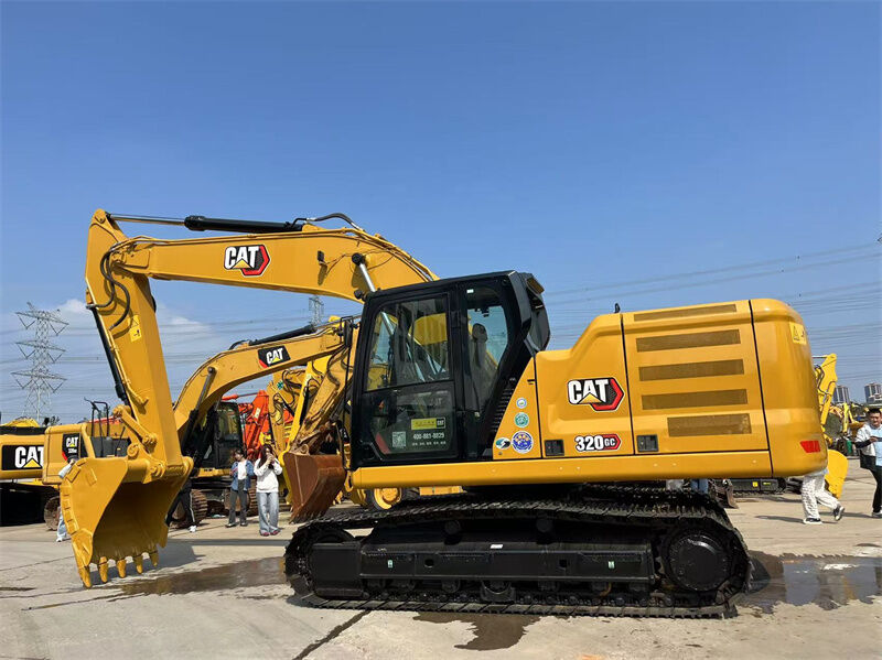 Escavadeira Caterpillar modelo 320GC usada, projetada para oferecer menor consumo de combustível e maior vida útil para a execução de projetos