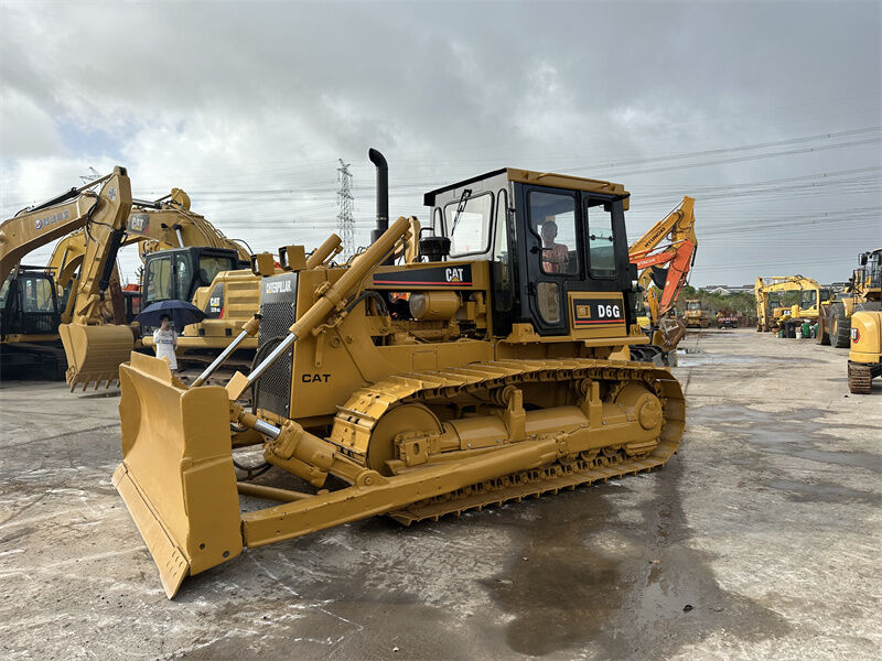 Usado Bulldozer Caterpillar D7G Tipo de pista Motor de combustível potente Médio tamanho Ideal para nivelamento de terra Construção de estradas e limpeza de terreno