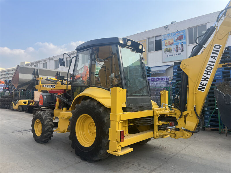 New Holland LB95B-4PT Carregador de retroescavadeira usado com balde multiuso 4-em-1, controles de piloto e ROPS/FOPS Cabina fechada