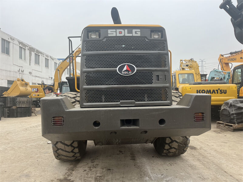 Carregadeira de rodas SDLG L958F usada em bom estado com potência do motor de 178 KW, peso operacional de 6000 Kg e modelo do ano de 2024