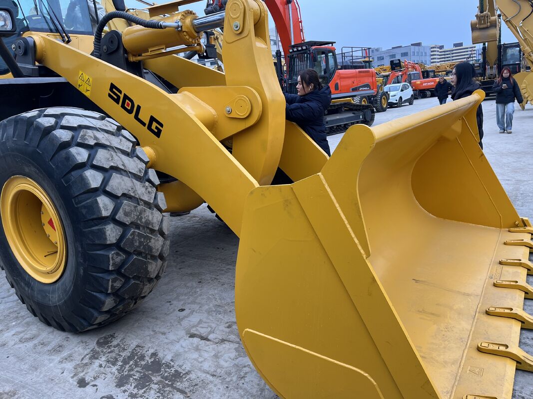 Potente carregador de rodas usado SDLG L958F Equipado com cilindrada de motor de 9,7 litros e excelente conforto do operador a longo prazo