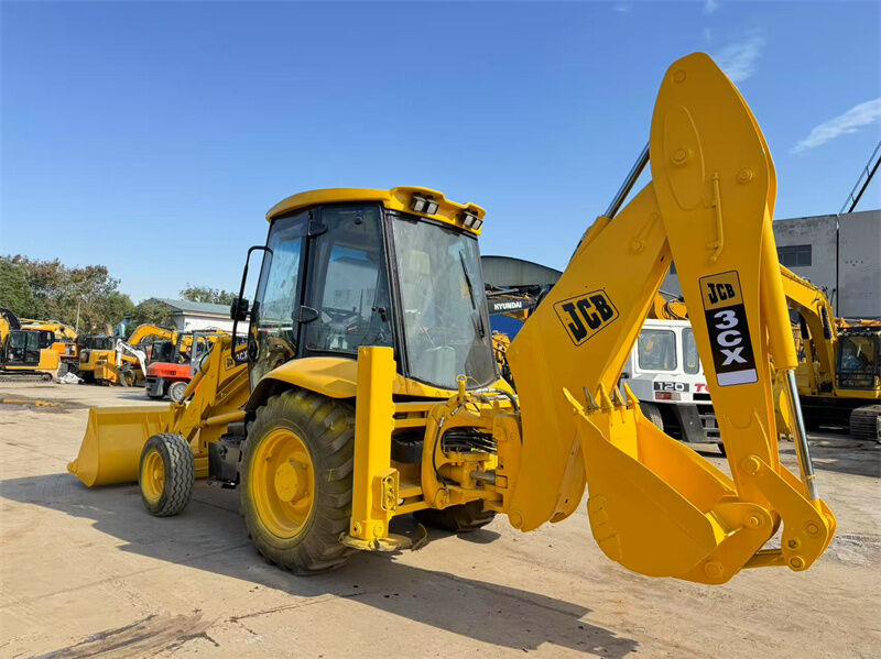 Retroescavadeira JCB 3CX usada com capacidade de caçamba de 1,1m3, potência de 81kw e garantia de um ano